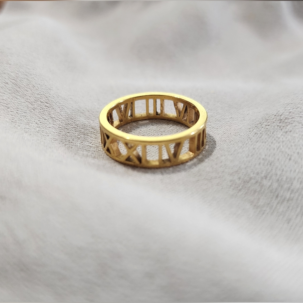 NEW Roman Numeral goldtone ring sz 6